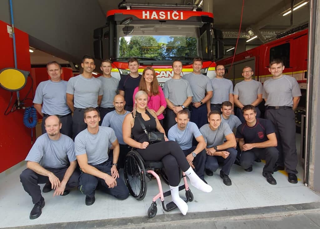 Viktorie přišla poděkovat hasičům ze stanice Zlín za záchranu života. Foto: HZS ZLK