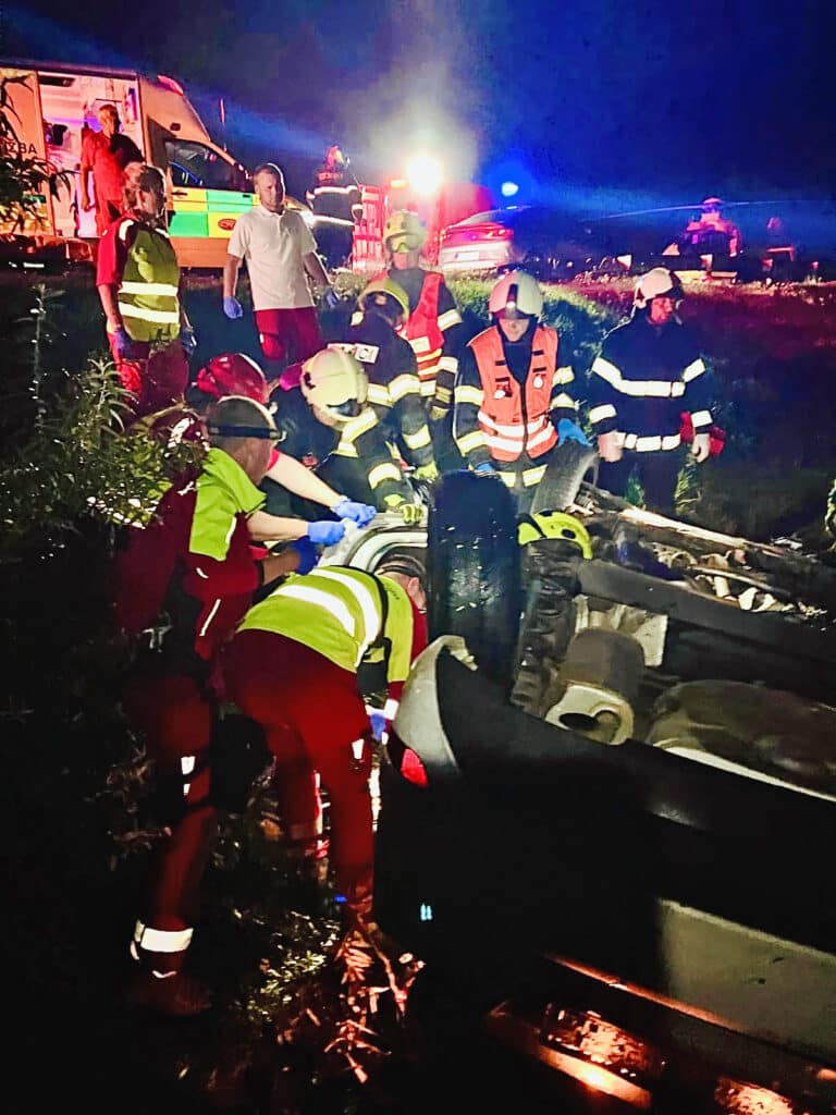 Vážná nehoda se zvěří na dálnici D11. Foto: ZZS KHK