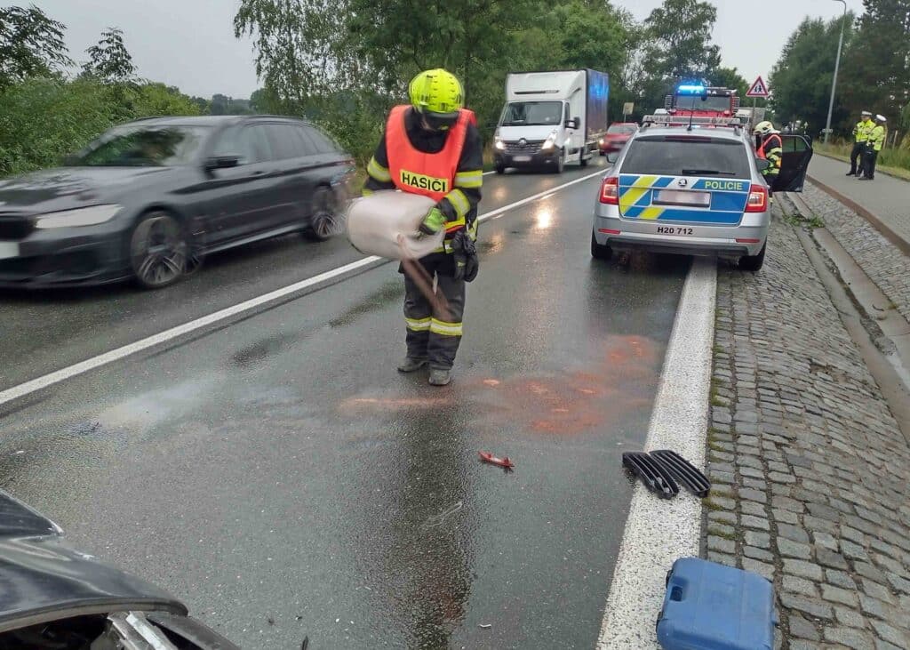 Dopravní nehody řeší od pondělního rána hasiči na Královehradecku. Foto: HZS KHK