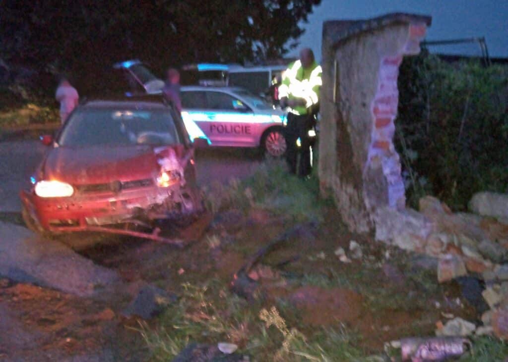 Dopravní nehody řeší od pondělního rána hasiči na Královehradecku. Foto: HZS KHK