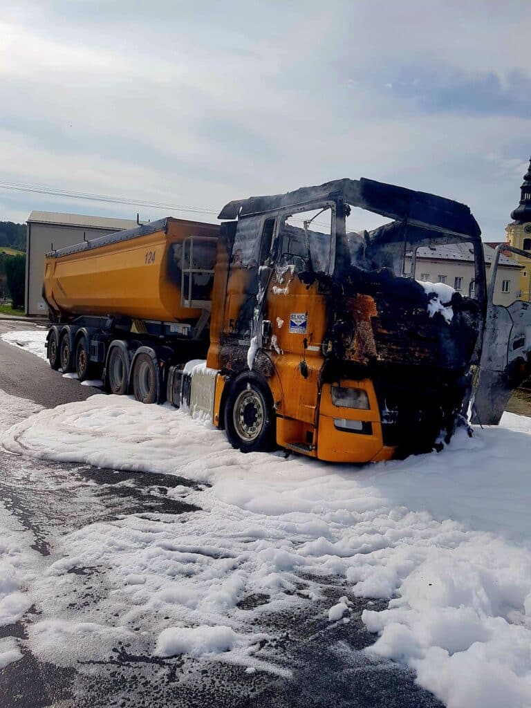 Nákladní auto shořelo v jihočeské Číměři. Foto: HZS Jihočeského kraje