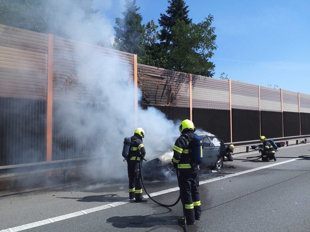 Na dálnici D1 shořelo auto. Foto: HZS