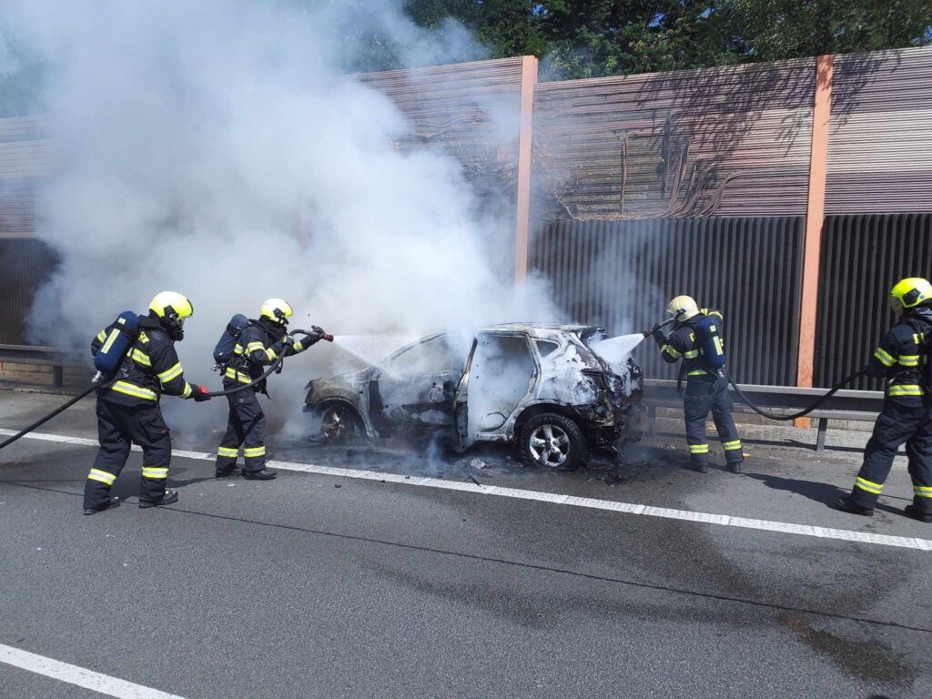 Na dálnici D1 shořelo auto. Foto: HZS