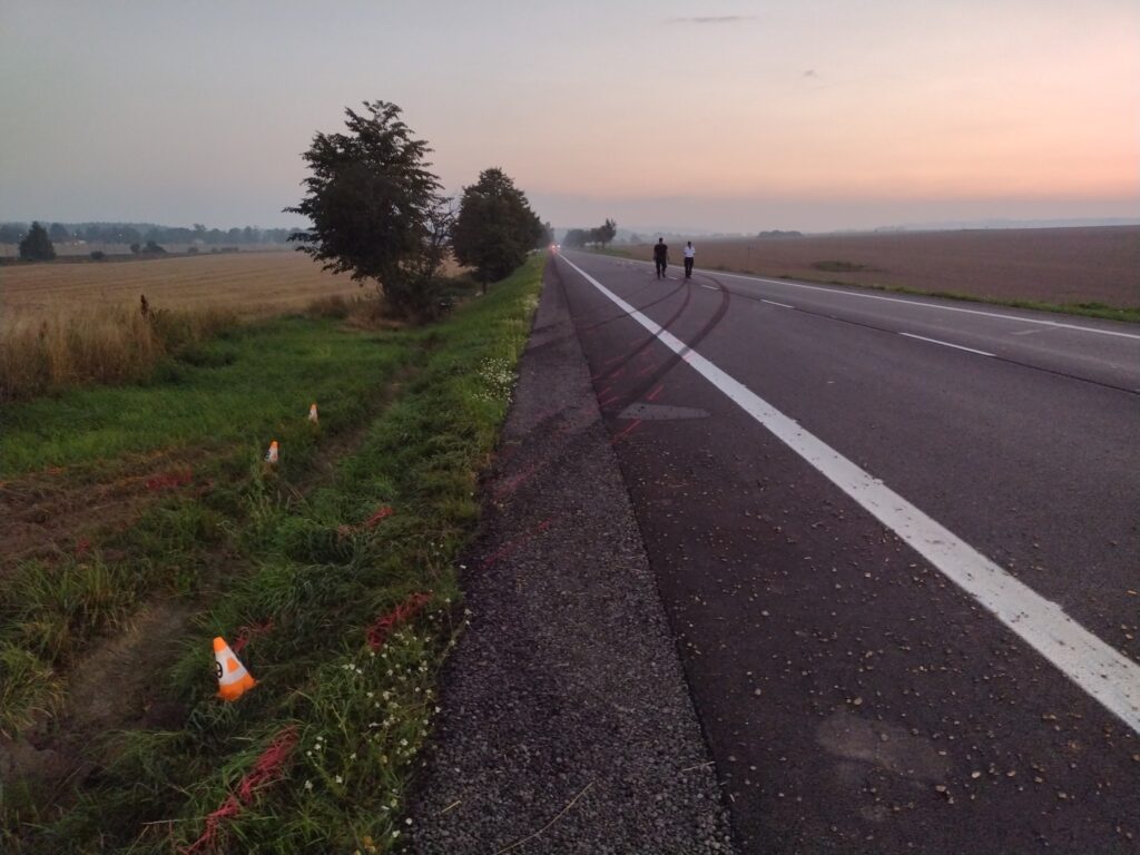 Řidič BMW u Opatovce zřejmě vyjel ze silnice ve vysoké rychlosti. Co se stalo vyšetřuje policie. Foto: PCR