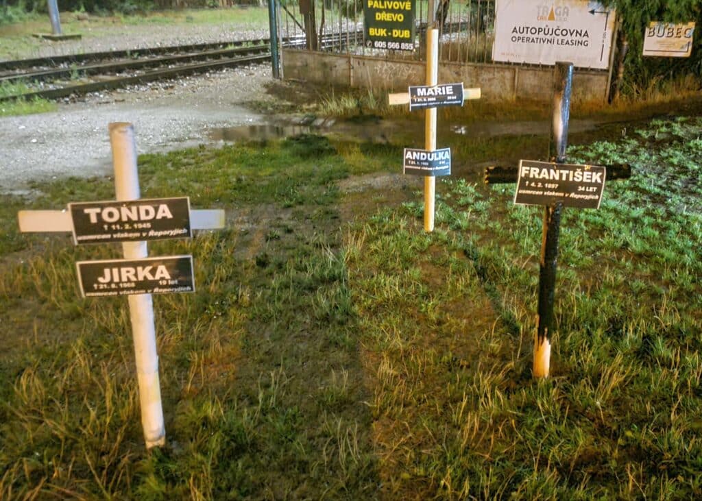 Starosta Řeporyjí Pavel Novotný vytvořil u železničního přejezdu "hřbitov" lidí přejetých vlakem. Zdroj: Twitter Pavla Novotného