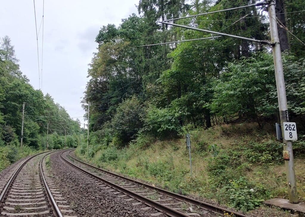 V úseku Golčův Jeníkov – Vlkaneč strhl nákladní vůz trakční vedení. Vlaky nepojedou. Foto: SŽ