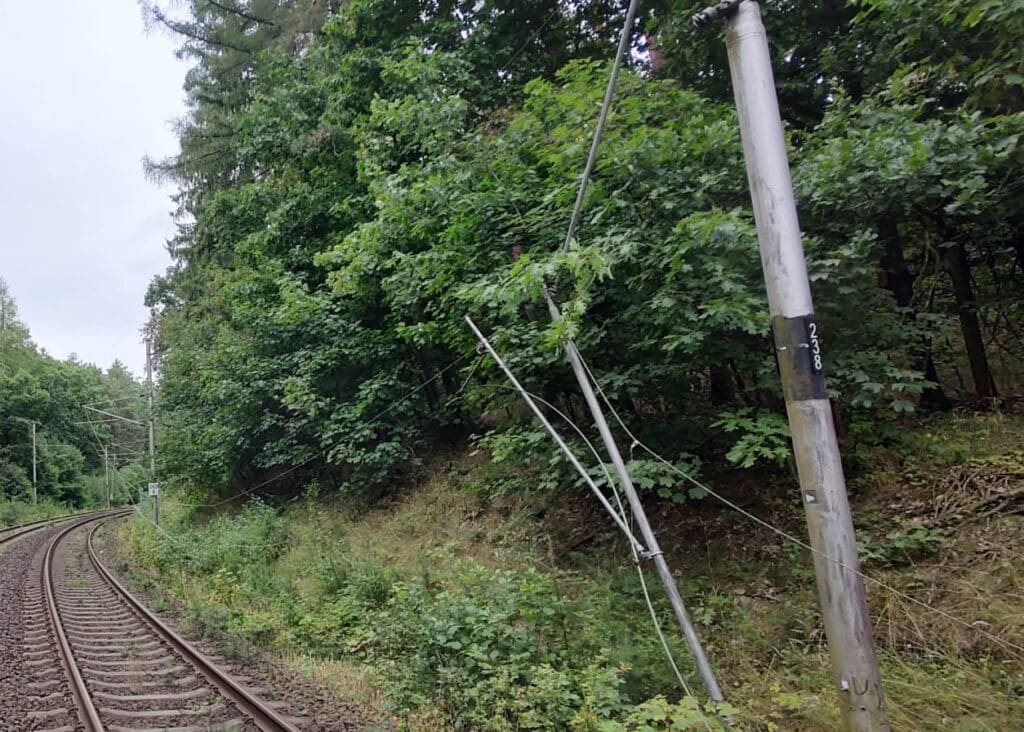 V úseku Golčův Jeníkov – Vlkaneč strhl nákladní vůz trakční vedení. Vlaky nepojedou. Foto: SŽ