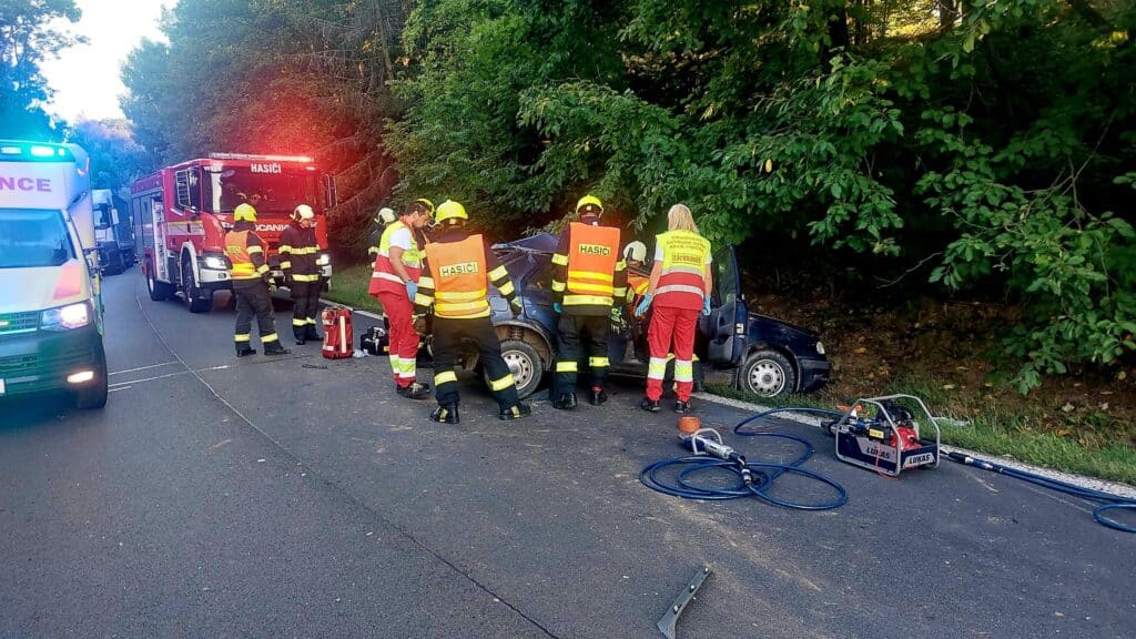 Tragická nehoda mezi Pelhřimovem a Táborem. Srazila se tam Škoda Felicia a nákladní vůz. Foto: HZS JČK