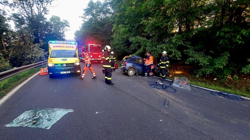 Tragická nehoda mezi Pelhřimovem a Táborem. Srazila se tam Škoda Felicia a nákladní vůz. Foto: HZS JČK