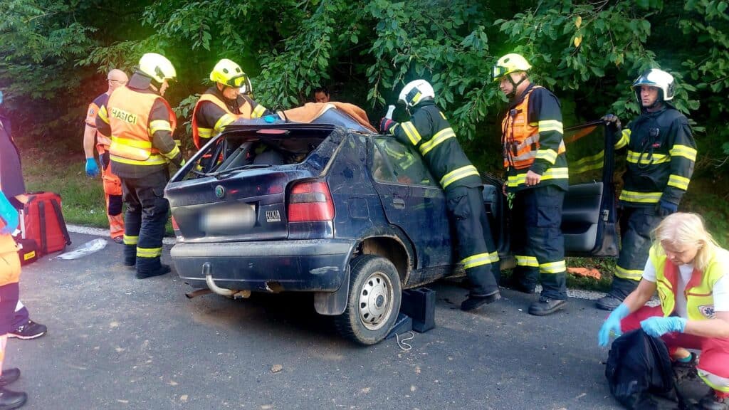 Tragická nehoda mezi Pelhřimovem a Táborem. Srazila se tam Škoda Felicia a nákladní vůz. Foto: HZS JČK