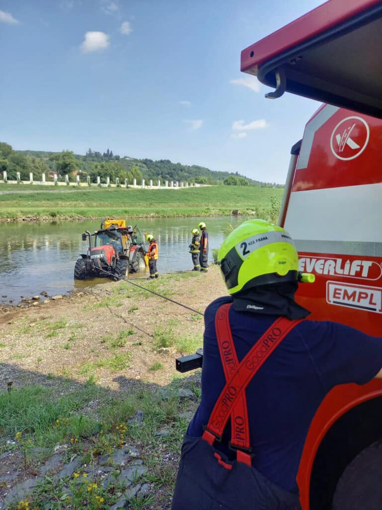 Uvízlý traktor z Vltavy vylovili hasiči. Foto: HZS Praha