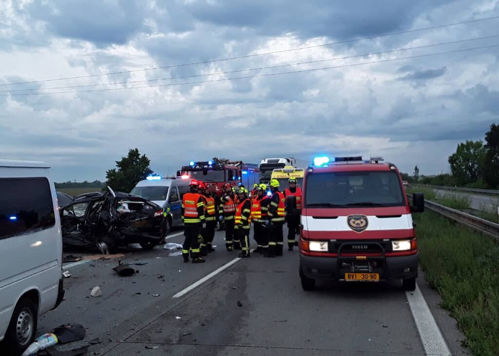 Vážná nehoda tří dodávek a dvou aut na dálnici D2 u Rakvic na Břeclavsku. Foto: HZS