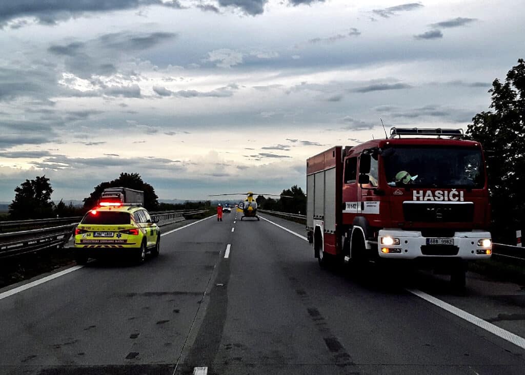 Vážná nehoda tří dodávek a dvou aut na dálnici D2 u Rakvic na Břeclavsku. Foto: HZS