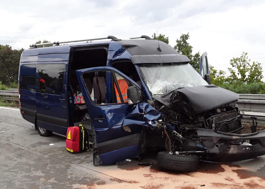 Vážná nehoda tří dodávek a dvou aut na dálnici D2 u Rakvic na Břeclavsku. Foto: HZS