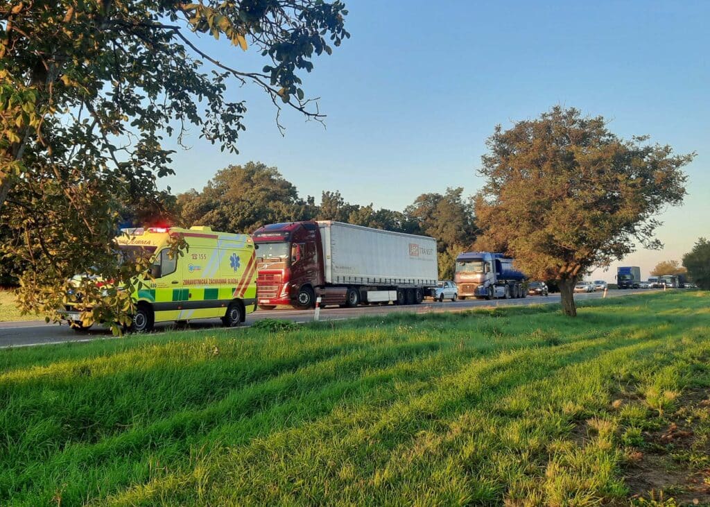 Vážná nehoda dvou aut a autobusu u Pohořelic na Znojemsku. Foto: PČR