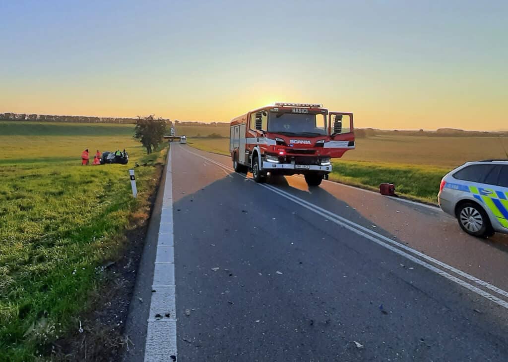 Vážná nehoda dvou aut a autobusu u Pohořelic na Znojemsku. Foto: PČR