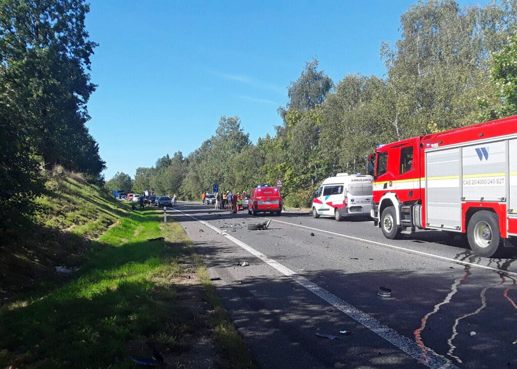 Tragická nehoda v Bílém Kostele. Prototyp Škodovky skončil na střeše. Foto: HZS