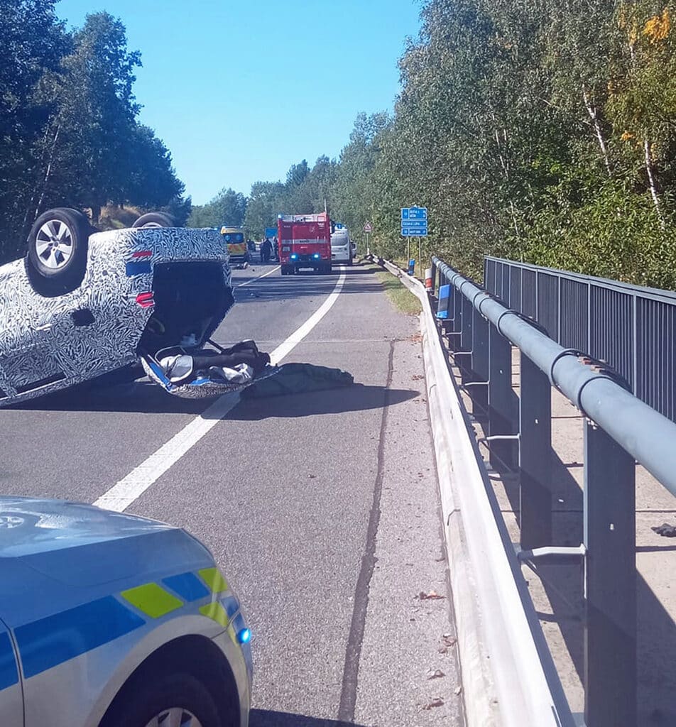 Tragická nehoda v Bílém Kostele. Prototyp Škodovky skončil na střeše. Foto: Žaneta Mikulová