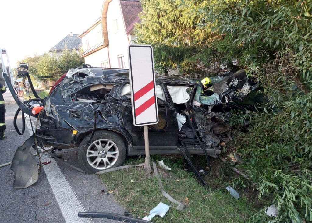 Auto vjelo před vlak u Jinolic, trosky auta byly rozeseté po silnici. Foto: HZS KHK