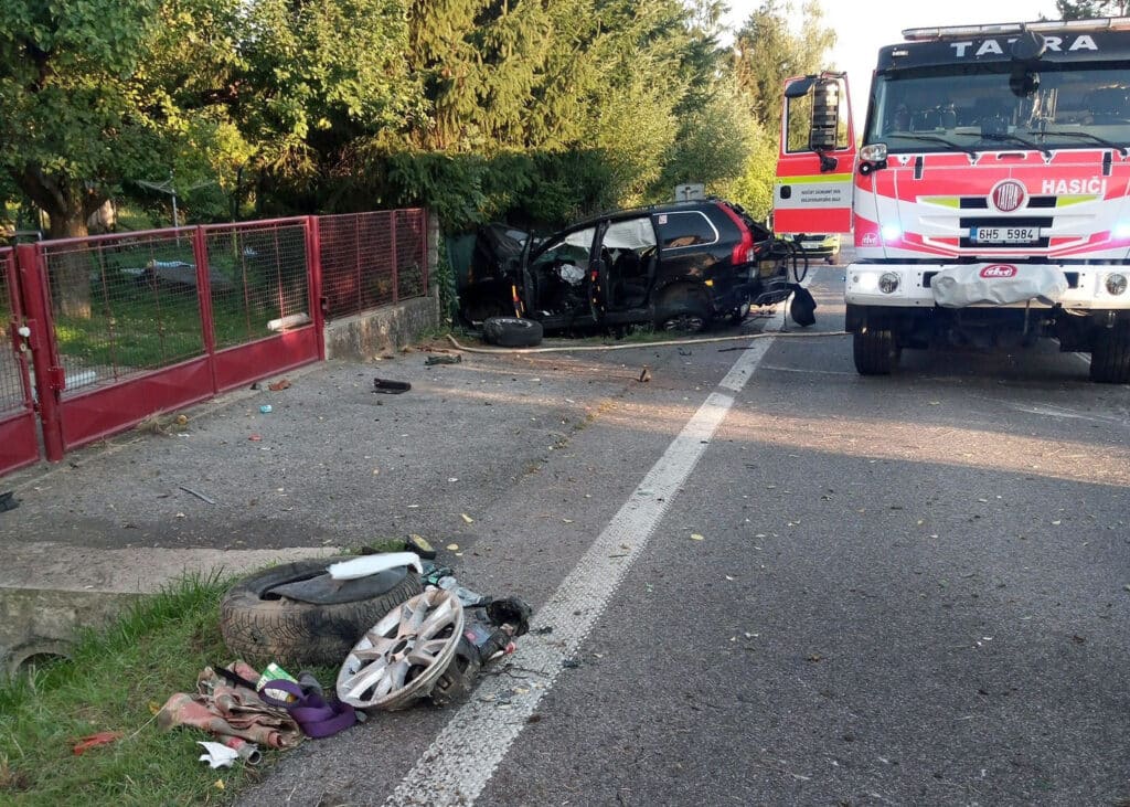 Auto vjelo před vlak u Jinolic, trosky auta byly rozeseté po silnici. Foto: HZS KHK