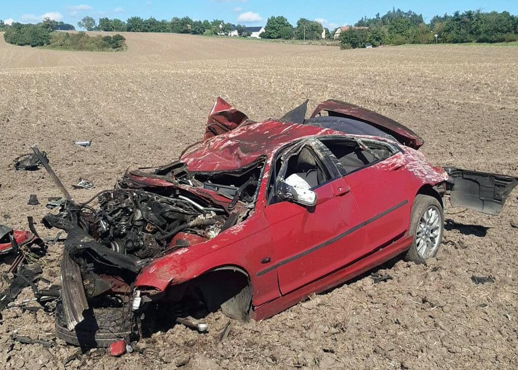 Tragická nehoda BMW u Malobratřic na Mladoboleslavsku. Foto: HZS