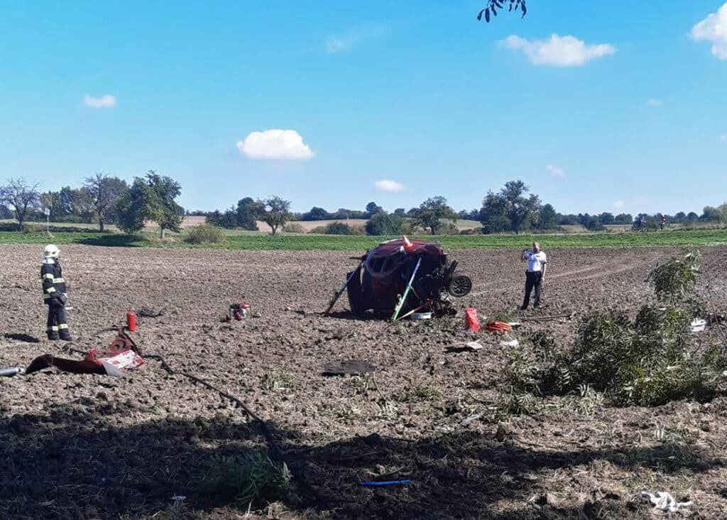 Tragická nehoda BMW u Malobratřic na Mladoboleslavsku. Foto: HZS