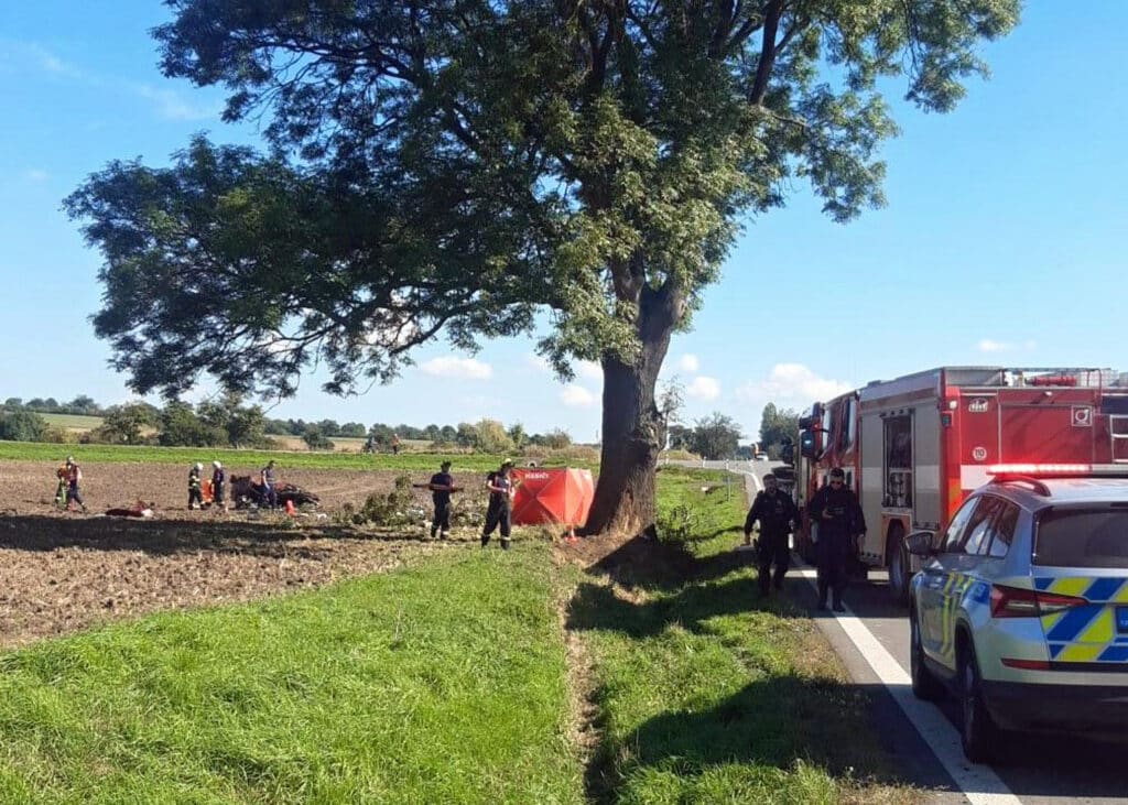 Auto na silnici od Kněžmostu u Malobratřic narazilo do stromu. Foto: HZS