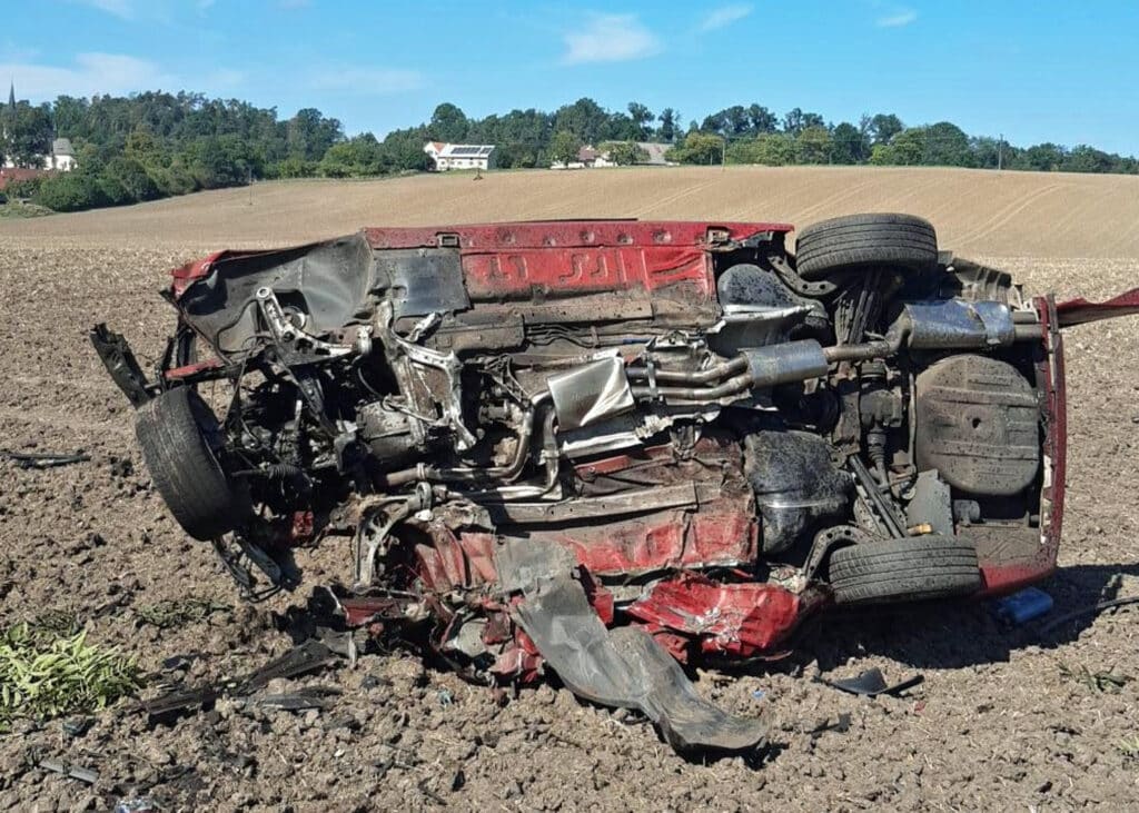 Auto na silnici od Kněžmostu u Malobratřic narazilo do stromu. Foto: HZS