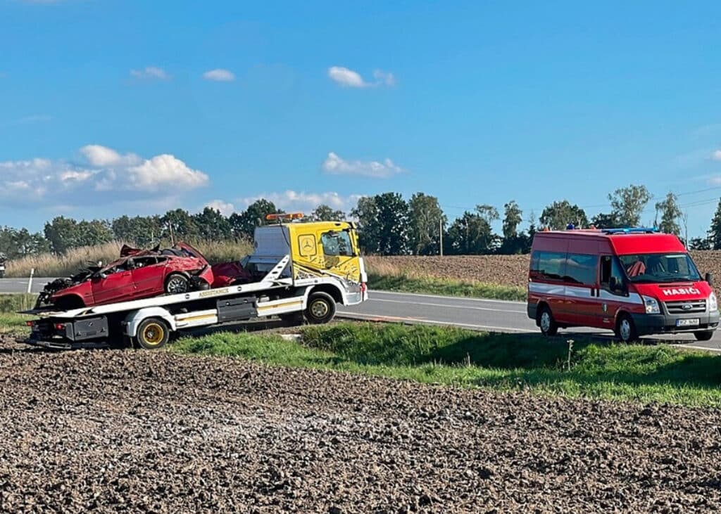Auto na silnici od Kněžmostu u Malobratřic narazilo do stromu. Foto: HZS