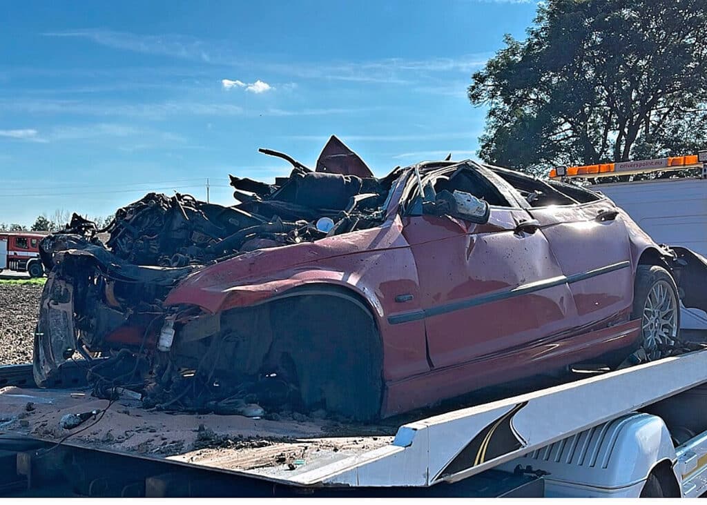 Auto na silnici od Kněžmostu u Malobratřic narazilo do stromu. Foto: HZS