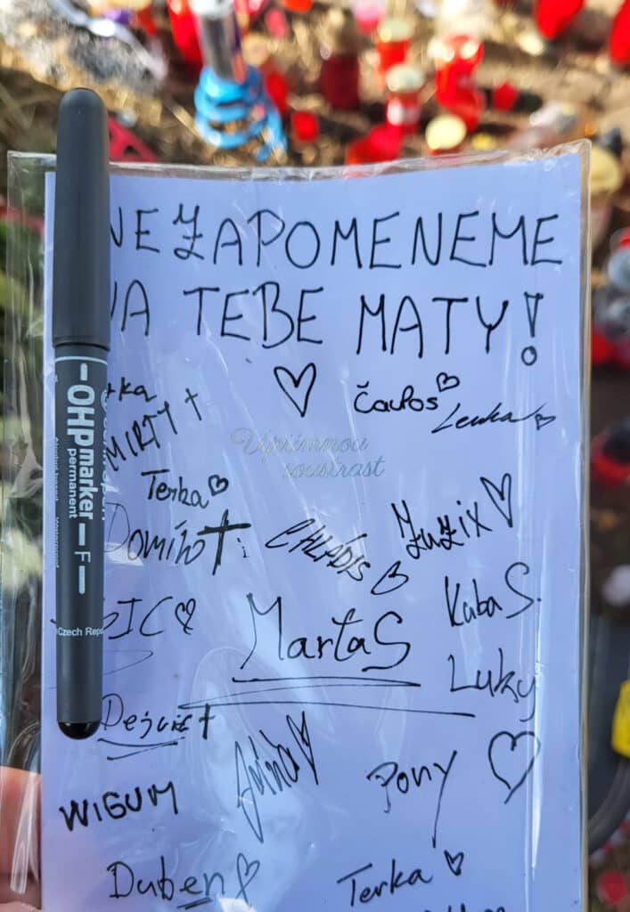 Pietní místo u tragické nehody poblíž obce Malobratřice. Foto: ČRzprávy.cz