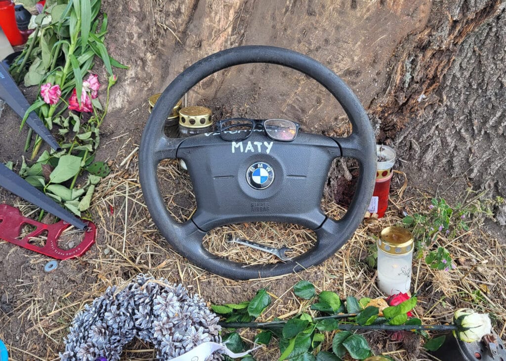 Pietní místo u tragické nehody poblíž obce Malobratřice. Foto: ČRzprávy.cz