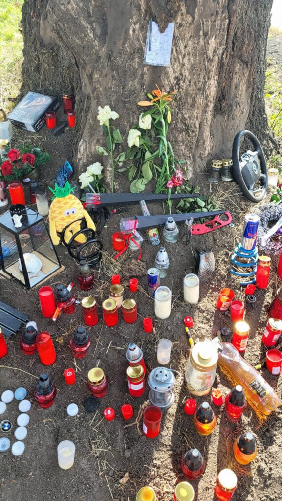 Pietní místo u tragické nehody poblíž obce Malobratřice. Foto: ČRzprávy.cz