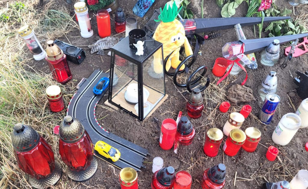 Pietní místo u tragické nehody poblíž obce Malobratřice. Foto: ČRzprávy.cz