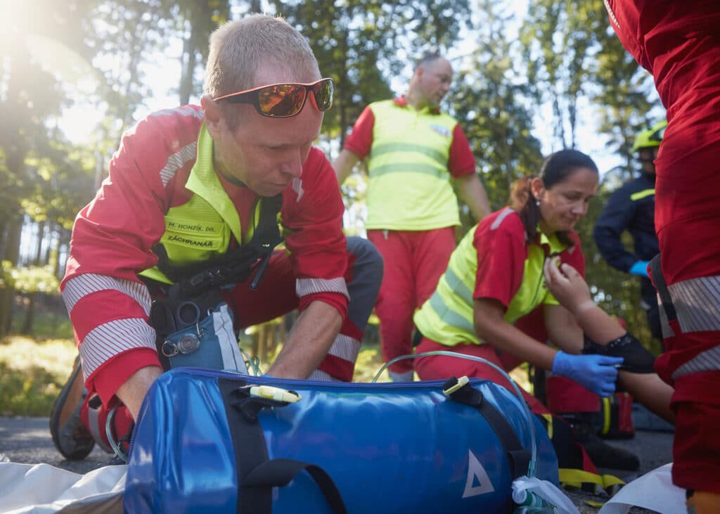 Motorkář se srazil se psem a naboural do stromu u Nového Města nad Metují. Foto: ZZS / Jaromír Chalabala