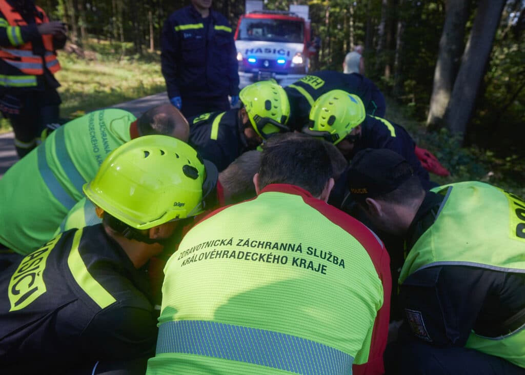 Motorkář se srazil se psem a naboural do stromu u Nového Města nad Metují. Foto: ZZS / Jaromír Chalabala