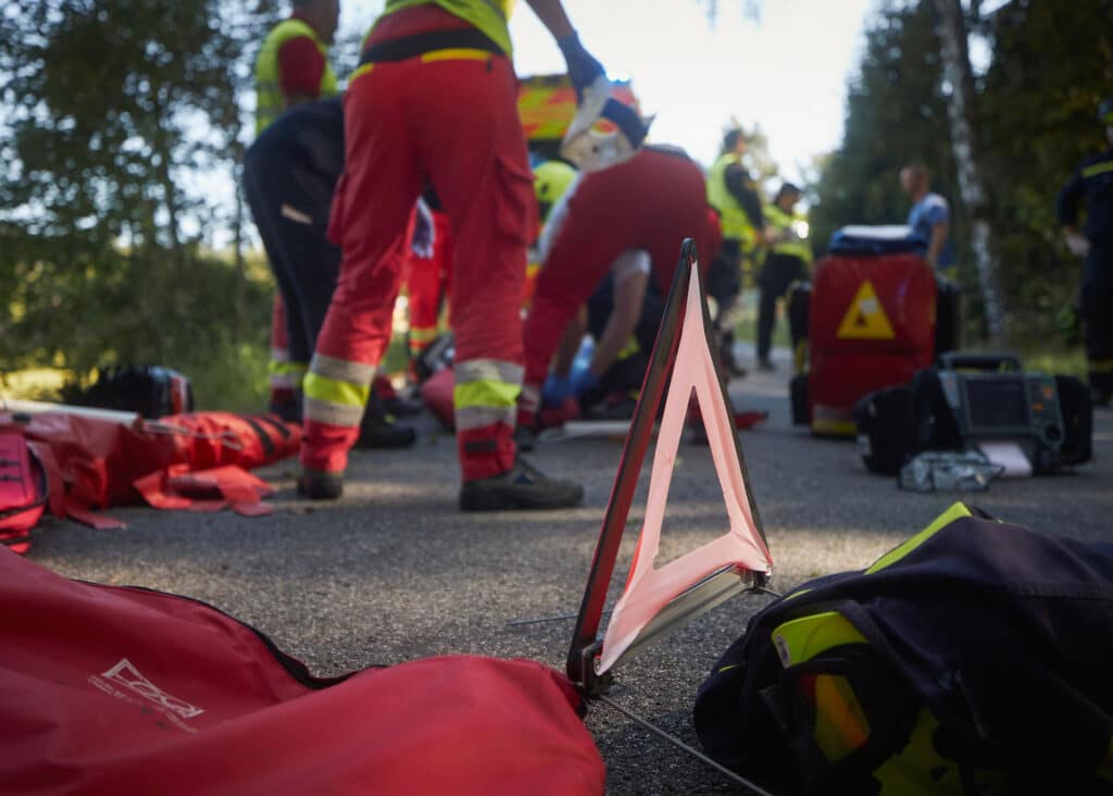 Motorkář se srazil se psem a naboural do stromu u Nového Města nad Metují. Foto: ZZS / Jaromír Chalabala
