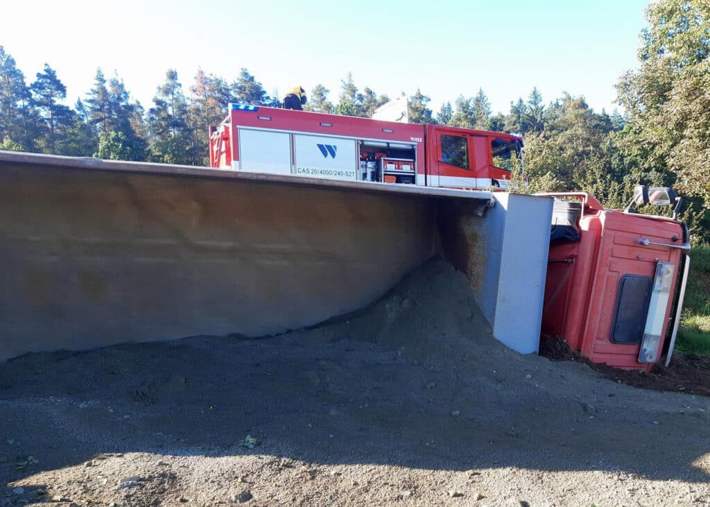 Převrácený nákladní vůz v obci Svatý Jan. Foto: HZS STK