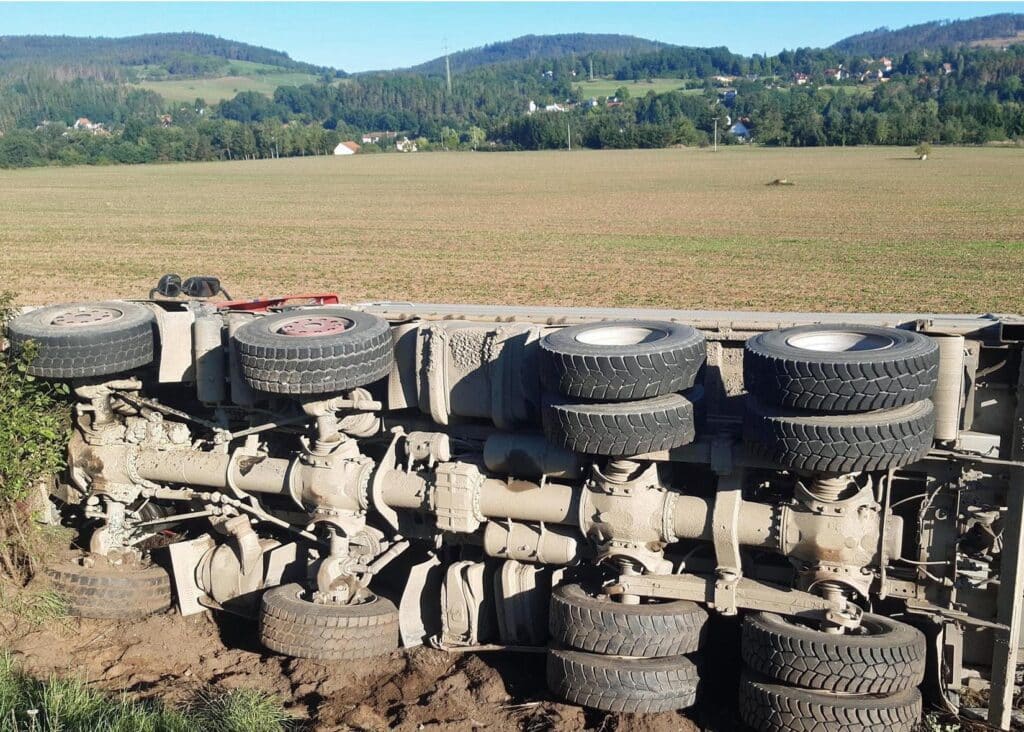 Převrácený nákladní vůz v obci Svatý Jan. Foto: HZS STK