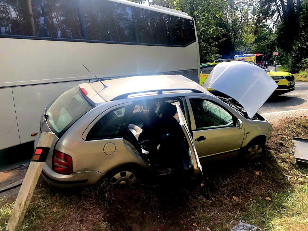 Tragická nehoda auta a autobusu nedaleko Tábora. Foto: HZS