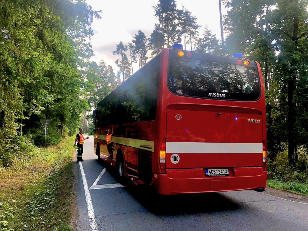 Cestující z autobusu převezli hasiči evakuačním autobusem. Foto: HZS