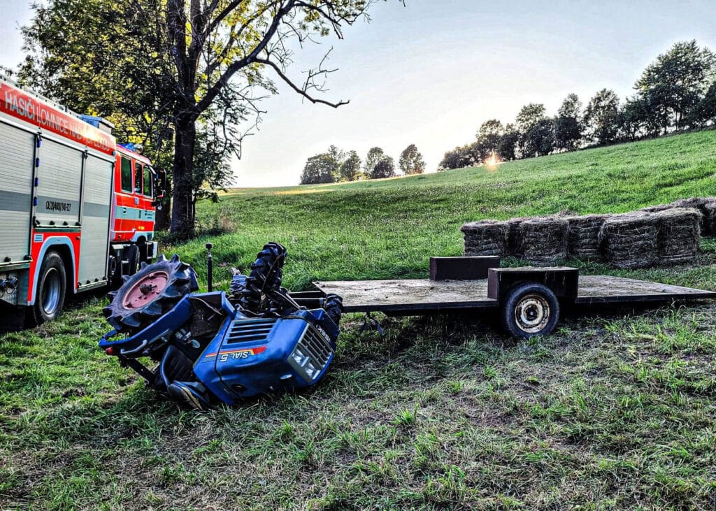 Traktůrek zavalil řidiče v Syřenově na Semilsku. Foto: Hasiči Lomnice nad Popelkou