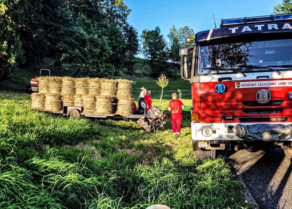Traktůrek zavalil řidiče v Syřenově na Semilsku. Foto: Hasiči Lomnice nad Popelkou