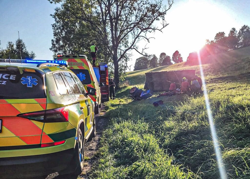 Traktůrek zavalil řidiče v Syřenově na Semilsku. Foto: Hasiči Lomnice nad Popelkou