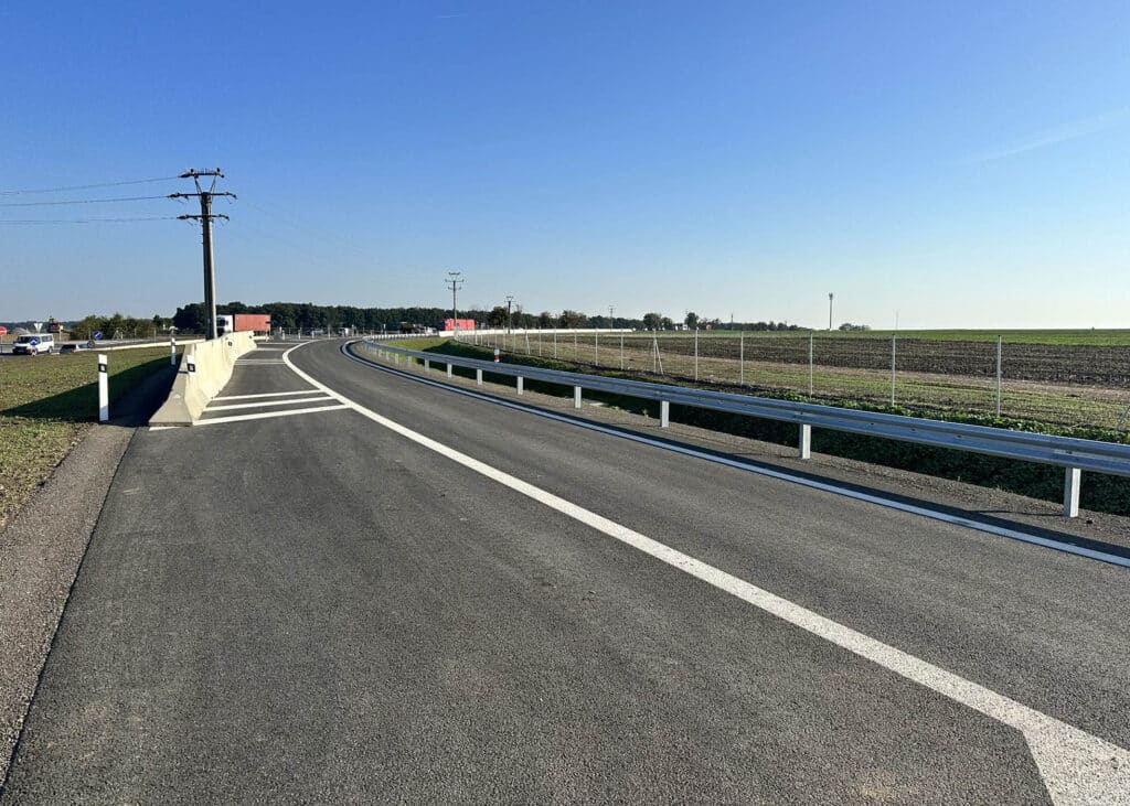 Nový sjezd z dálnice D8 u Zdib směrem na Mělník. Foto: ŘSD