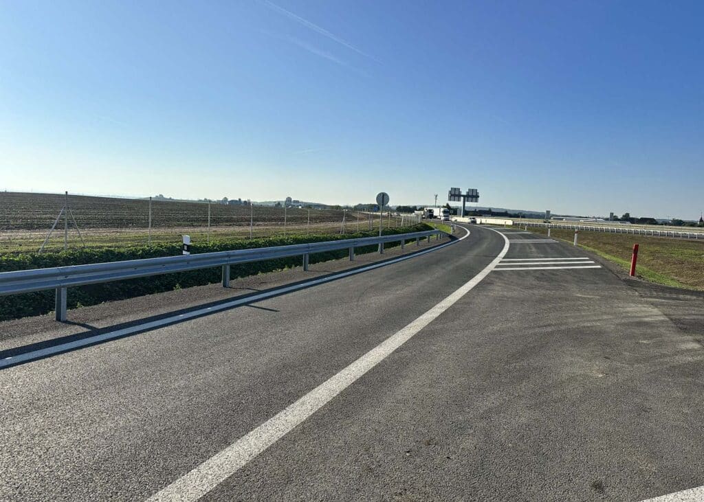 Nový sjezd z dálnice D8 u Zdib směrem na Mělník. Foto: ŘSD