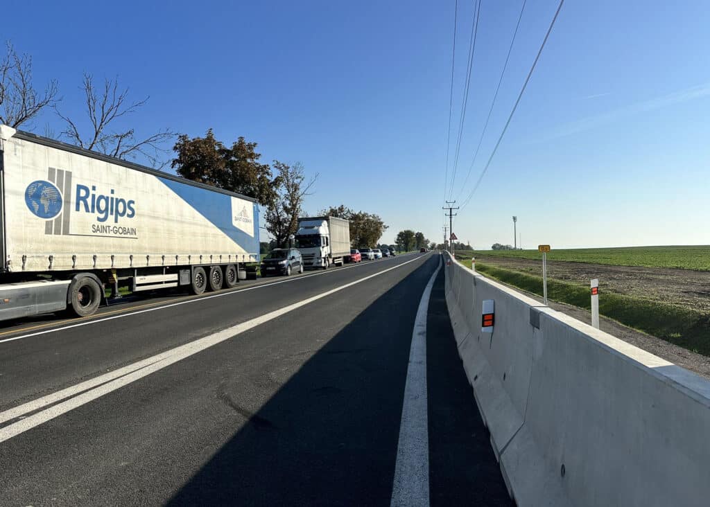 Nový sjezd z dálnice D8 u Zdib směrem na Mělník má řešit dlouhé kolony. Foto: ŘSD