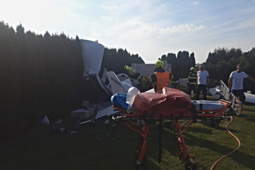 V Tlusticích na Berounsku se zřítilo letadlo. Posádka nepřežila. Foto: HZS