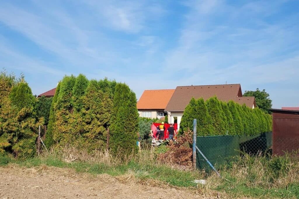 V Tlusticích na Berounsku se zřítilo letadlo. Posádka nepřežila. Foto: HZS