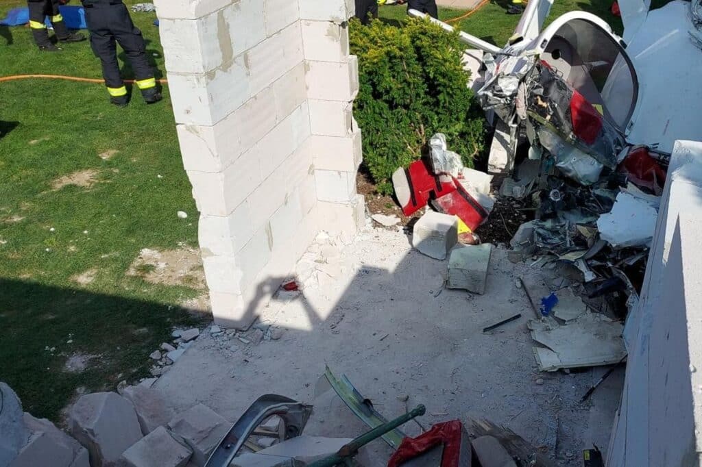 V Tlusticích na Berounsku se zřítilo letadlo. Posádka nepřežila. Foto: HZS